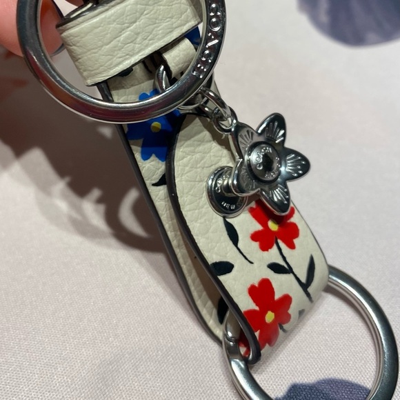 Nwot Coach Floral Printed Pebbled Leather Key Fob/ Charm Dust Bag Included - Picture 6 of 6